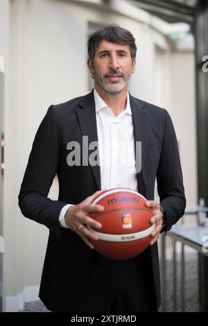 Berlin, Allemagne. 15 août 2024. Alex Mumbru, entraîneur national de basket-ball de l'Allemagne, se tient dans un couloir après son introduction en tant que nouvel entraîneur national de basket-ball. Crédit : Sebastian Gollnow/dpa/Alamy Live News Banque D'Images