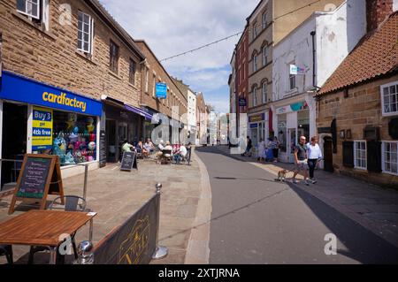 Baxtergate à Whitby, Yorkshire du Nord sur l'une des principales rues commerçantes Banque D'Images