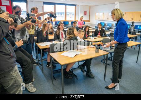 La secrétaire à l'éducation Jenny Gilruth lors d'une visite à l'école secondaire Stonelaw à Rutherglen, pour rencontrer des élèves et le personnel scolaire afin de discuter du comportement dans les écoles et de l'impact des téléphones portables dans les salles de classe avant la publication du téléphone portable et des relations plus larges et des conseils comportementaux pour les écoles. Date de la photo : jeudi 15 août 2024. Banque D'Images