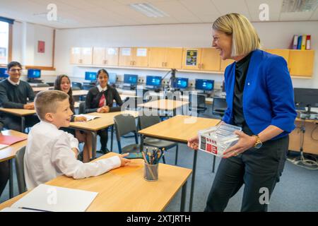 La secrétaire à l'éducation Jenny Gilruth lors d'une visite à l'école secondaire Stonelaw à Rutherglen, pour rencontrer des élèves et le personnel scolaire afin de discuter du comportement dans les écoles et de l'impact des téléphones portables dans les salles de classe avant la publication du téléphone portable et des relations plus larges et des conseils comportementaux pour les écoles. Date de la photo : jeudi 15 août 2024. Banque D'Images