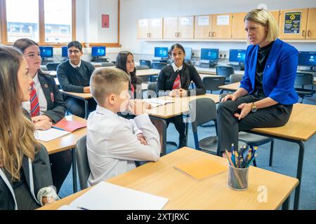 La secrétaire à l'éducation Jenny Gilruth lors d'une visite à l'école secondaire Stonelaw à Rutherglen, pour rencontrer des élèves et le personnel scolaire afin de discuter du comportement dans les écoles et de l'impact des téléphones portables dans les salles de classe avant la publication du téléphone portable et des relations plus larges et des conseils comportementaux pour les écoles. Date de la photo : jeudi 15 août 2024. Banque D'Images