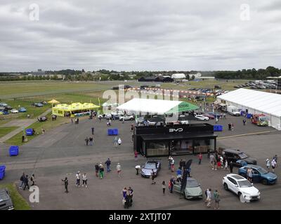 Farnborough, Hampshire, Royaume-Uni - jeudi 15 août 2024 vue générale sur le salon et l'aérodrome du SALON DE L'AUTOMOBILE BRITANNIQUE 2024 qui s'est tenu au célèbre aéroport et centre d'exposition de Farnborough crédit : Motofoto/Alamy Live News Banque D'Images