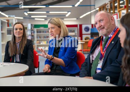 La secrétaire à l'éducation Jenny Gilruth lors d'une visite à l'école secondaire Stonelaw à Rutherglen, pour rencontrer des élèves et le personnel scolaire afin de discuter du comportement dans les écoles et de l'impact des téléphones portables dans les salles de classe avant la publication du téléphone portable et des relations plus larges et des conseils comportementaux pour les écoles. Date de la photo : jeudi 15 août 2024. Banque D'Images