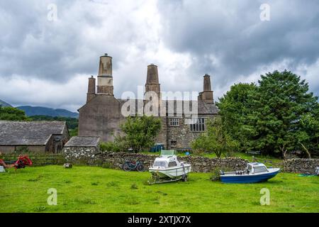 Coniston Hall est une ancienne maison sur la rive ouest de Coniston Water dans le Lake District anglais. Banque D'Images