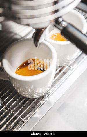 Gros plan de deux portions d'espresso fraîchement versé à la machine dans le cadre d'un café Banque D'Images