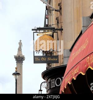 Panneau de rue de The Old Shades, un pub traditionnel emblématique au 37 Whitehall dans le centre de Londres près de Trafalgar Square Banque D'Images