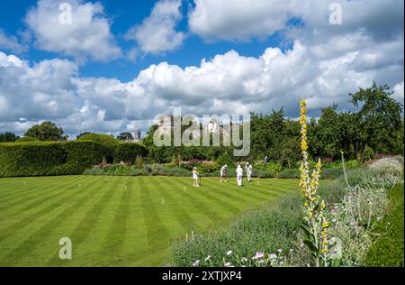 Le sport du Croquet a joué sur les pelouses de Levens Hall et Topiary Gardens, manoir près du village de Levens et à 5 miles au sud de Kendal en C. Banque D'Images