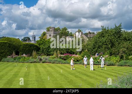 Le sport du Croquet a joué sur les pelouses de Levens Hall et Topiary Gardens, manoir près du village de Levens et à 5 miles au sud de Kendal en C. Banque D'Images