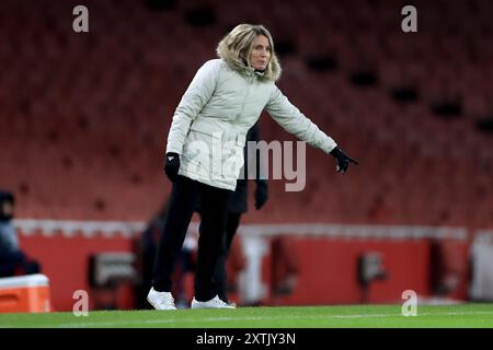 Photo du dossier datée du 15-12-2022 de la directrice de New Chelsea, Sonia Bompastor. La nouvelle patronne de Chelsea, Sonia Bompastor, fera pression pour des arrangements de rencontres domestiques favorables afin de renforcer les chances des Blues de succès en Ligue des Champions. Date d'émission : jeudi 15 août 2024. Banque D'Images