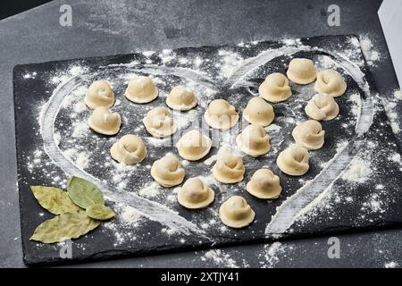 Arrangement en forme de coeur de boulettes de viande faites à la main, capturant l'essence de la cuisine traditionnelle Banque D'Images