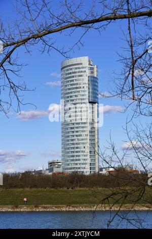 Vienne, Autriche - 3 mars 2024 : Peak Tower (Florida Tower), un immeuble de grande hauteur dans le 21ème arrondissement de Vienne Banque D'Images