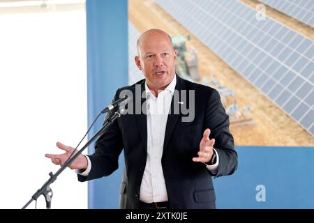 Politiker Frank Rock CDU, Landrat des Rhein-Erft-Kreises, BEI der Eröffnung einer Photovoltaikanlage von RWE am Tagebau Garzweiler. Bedburg, 14.08.2024 NRW Deutschland *** homme politique Frank Rock CDU , administrateur du district de Rhein Erft, lors de l'ouverture d'une installation photovoltaïque RWE à la mine à ciel ouvert de Garzweiler Bedburg, 14 08 2024 NRW Allemagne Copyright : xChristophxHardtx Banque D'Images