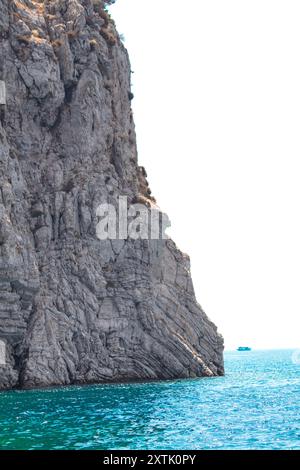 Mer turquoise et falaises verticales. Les rives rocheuses de Marmaris. Lieux vus en bateau tour. Pas de gens, personne. Paysage. Banque D'Images