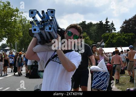 Hasselt, Belgique. 15 août 2024. Visiteurs du festival photographiés lors de la première journée de l'édition 2024 du festival de musique de quatre jours Pukkelpop à Kiewit, Hasselt le jeudi 15 août 2024. BELGA PHOTO JILL DELSAUX crédit : Belga News Agency/Alamy Live News Banque D'Images