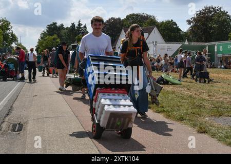 Hasselt, Belgique. 15 août 2024. Visiteurs du festival photographiés lors de la première journée de l'édition 2024 du festival de musique de quatre jours Pukkelpop à Kiewit, Hasselt le jeudi 15 août 2024. BELGA PHOTO JILL DELSAUX crédit : Belga News Agency/Alamy Live News Banque D'Images