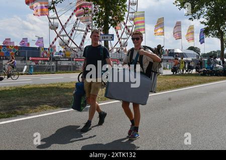 Hasselt, Belgique. 15 août 2024. Visiteurs du festival photographiés lors de la première journée de l'édition 2024 du festival de musique de quatre jours Pukkelpop à Kiewit, Hasselt le jeudi 15 août 2024. BELGA PHOTO JILL DELSAUX crédit : Belga News Agency/Alamy Live News Banque D'Images