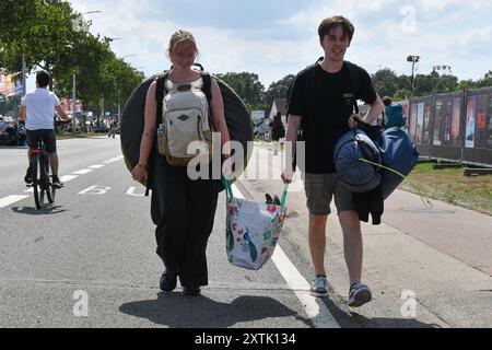 Hasselt, Belgique. 15 août 2024. Visiteurs du festival photographiés lors de la première journée de l'édition 2024 du festival de musique de quatre jours Pukkelpop à Kiewit, Hasselt le jeudi 15 août 2024. BELGA PHOTO JILL DELSAUX crédit : Belga News Agency/Alamy Live News Banque D'Images