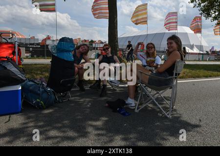 Hasselt, Belgique. 15 août 2024. Visiteurs du festival photographiés lors de la première journée de l'édition 2024 du festival de musique de quatre jours Pukkelpop à Kiewit, Hasselt le jeudi 15 août 2024. BELGA PHOTO JILL DELSAUX crédit : Belga News Agency/Alamy Live News Banque D'Images