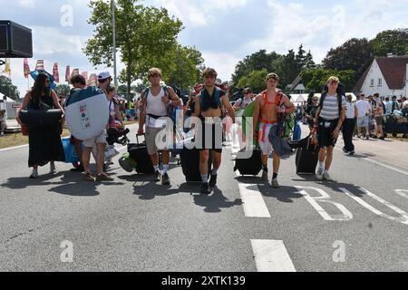 Hasselt, Belgique. 15 août 2024. Visiteurs du festival photographiés lors de la première journée de l'édition 2024 du festival de musique de quatre jours Pukkelpop à Kiewit, Hasselt le jeudi 15 août 2024. BELGA PHOTO JILL DELSAUX crédit : Belga News Agency/Alamy Live News Banque D'Images