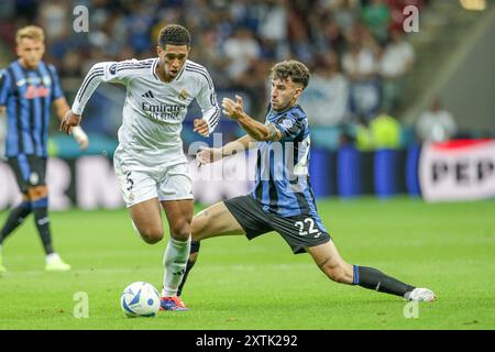Varsovie, Pologne. 14 août 2024. Jude Bellingham du Real Madrid (l) et Matteo Ruggeri de l'Atalanta Bergamo (R) vus en action lors du match DE FINALE DE LA SUPER COUPE DE l'UEFA 2024 entre le Real Madrid et l'Atalanta Bergamo au stade national PGE. Score final ; Real Madrid 2:0 Atalanta Bergamo. Crédit : SOPA images Limited/Alamy Live News Banque D'Images