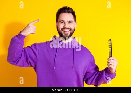 Photo de l'homme joyeux soigné attrayant porter des vêtements élégants recommander bershop isolé sur fond de couleur jaune Banque D'Images