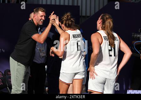 PARIS, FRANCE - 05 AOÛT : Dirk Nowitzki célèbre avec Marie Reichert de l'équipe Allemagne Allemagne après le match de demi-finale de basket 3x3 féminin entre l'Allemagne et le Canada le dixième jour des Jeux Olympiques Paris 2024 à l'Esplanade des Invalides le 05 août 2024 à Paris, France. © diebilderwelt / Alamy Stock Banque D'Images