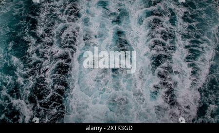 Traversez l'océan Atlantique de Brooklyn à Southampton à bord du paquebot Queen Mary 2. Mousse de mer rugueuse derrière le QM 2. Banque D'Images