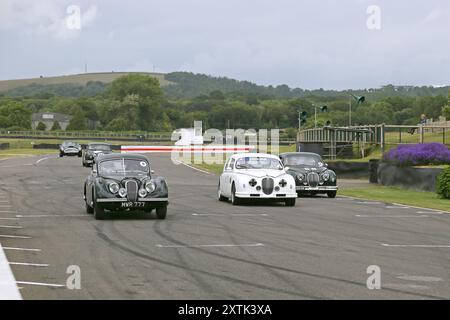 Jaguar XK120 3,4 (1953), Jaguar Mk1 3,8 (1955-1959) et Jaguar Mk1 3,4 (1958), Mike Hawthorn Track Day, Goodwood, Sussex, Angleterre, Royaume-Uni, Europe Banque D'Images