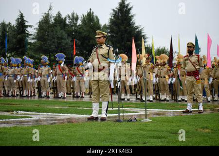 Srinagar, Cachemire, Inde, le 15 août 2024 : la police du Jammu-et-Cachemire se prépare pour le défilé à la ligne de police du district à Pulwama en prévision de la célébration du jour de l'indépendance. Le jour de l'indépendance marque la fin de la domination coloniale britannique en Inde, qui a duré plus de 200 ans, et est observé le 15 août 1947. Cette année, l'Inde célèbre sa 78ème Journée de l'indépendance avec le thème 'Viksit Bharat', qui signifie l'Inde développée. Ce thème représente l'aspiration du pays à devenir une nation développée d'ici 2047, qui marquera le centenaire de sa libération du contrôle colonial. Il reflète th Banque D'Images