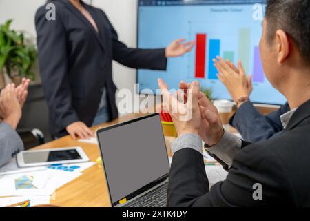 Une femme d'affaires présente un plan d'exécution de projet lors d'une réunion Banque D'Images