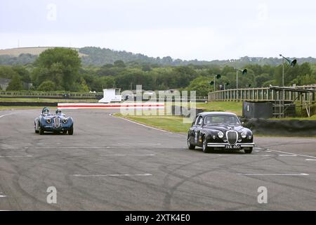 Jaguar XK120 3,4 (1950) et Jaguar Mk1 3,4 S (1959), Mike Hawthorn Track Day, Goodwood, Sussex, Angleterre, Grande-Bretagne, Royaume-Uni, Europe Banque D'Images