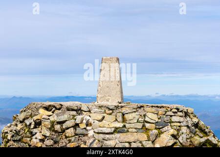 Marqueur de sommet au sommet de Ben Nevis - la plus haute montagne du Royaume-Uni, Highlands, Écosse Royaume-Uni Banque D'Images