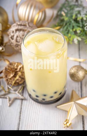 Cocktail de thé au lait de poule boba pour les vacances de Noël. Thé à bulles ou latte au lait de poule à la mode avec fond décoré du nouvel an et de Noël, espace copie Banque D'Images