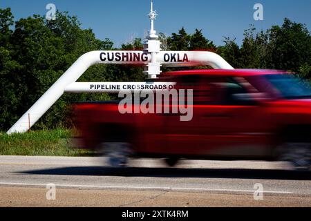 La ville de Cushing est le centre de pipeline le plus important aux États-Unis, reliant les oléoducs et les gazoducs de tout le pays. Le pétrole et le gaz sont stockés dans d'énormes réservoirs de stockage dans toute la ville et expédiés par pipeline ou camions aux raffineries. Le pipeline Keystone XL se terminera à Cushing une fois le bâtiment terminé. Banque D'Images