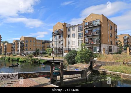 Johnson Lock sur le Regents canal dans l'est de Londres au nord de Limehouse Basin où il pénètre dans la Tamise. Johnson Lock court appartements au-delà. Banque D'Images