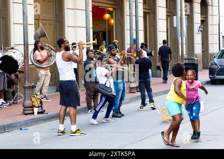 Musiciens de Street jazz jouant des instruments à Bourbon Street, quartier français, Nouvelle-Orléans, Louisiane, États-Unis Banque D'Images