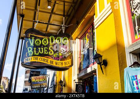 Signez pour Voodoo Blues shop sur Bourbon Street, quartier français, Nouvelle-Orléans, Louisiane, États-Unis Banque D'Images