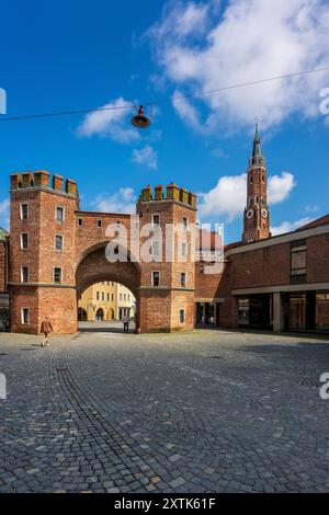 Vue sur le Ländtor – la porte de la ville et l’église de Martin à Landshut, Allemagne. Banque D'Images