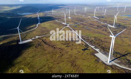 Parc éolien Viking composé de 103 éoliennes construites par SSE sur le continent Shetland à partir de 2020 et achevées en 2024 Banque D'Images