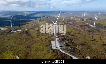 Parc éolien Viking composé de 103 éoliennes construites par SSE sur le continent Shetland à partir de 2020 et achevées en 2024 Banque D'Images