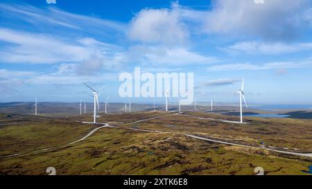 Parc éolien Viking composé de 103 éoliennes construites par SSE sur le continent Shetland à partir de 2020 et achevées en 2024 Banque D'Images