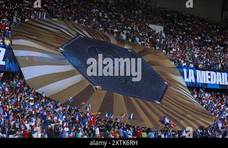 PARIS, FRANCE - 09 AOÛT : fans avec la médaille d'or lors du match pour la médaille d'or masculine entre la France et l'Espagne lors des Jeux Olympiques de Paris 2024 au Parc des Princes le 09 août 2024 à Paris, France. © diebilderwelt / Alamy Stock Banque D'Images