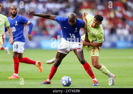 PARIS, FRANCE - 09 AOÛT : Jean Philippe Mateta de Team France affronte Marc Pubill de l'Espagne lors du match pour la médaille d'or masculine entre la France et l'Espagne lors des Jeux Olympiques de Paris 2024 au Parc des Princes le 9 août 2024 à Paris, France. © diebilderwelt / Alamy Stock Banque D'Images