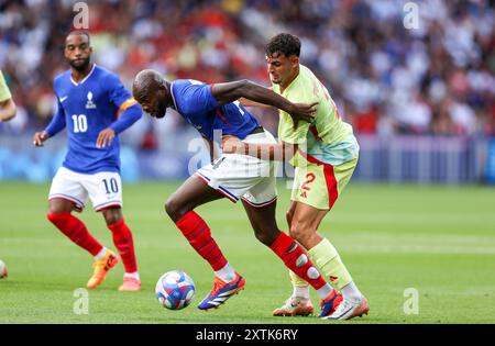 PARIS, FRANCE - 09 AOÛT : Jean Philippe Mateta de Team France affronte Marc Pubill de l'Espagne lors du match pour la médaille d'or masculine entre la France et l'Espagne lors des Jeux Olympiques de Paris 2024 au Parc des Princes le 9 août 2024 à Paris, France. © diebilderwelt / Alamy Stock Banque D'Images