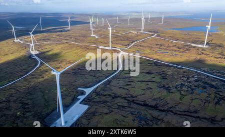 Parc éolien Viking composé de 103 éoliennes construites par SSE sur le continent Shetland à partir de 2020 et achevées en 2024 Banque D'Images