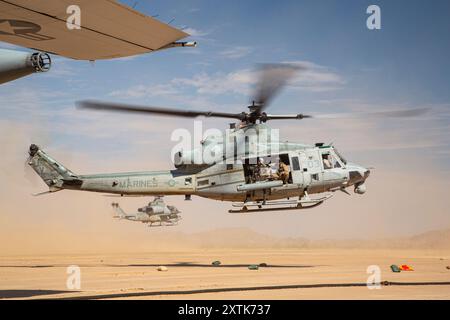 Un US Marine corps UH-1Y Venom affecté au Marine Light Helicopter Attack Squadron (HMLA) 267, Marine Aircraft Group 39, 3rd Marine Aircraft Wing, ta Banque D'Images