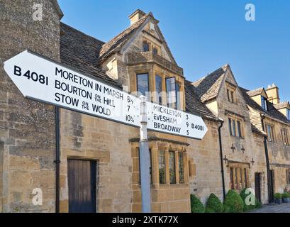 CHIPPING CAMPDEN panneau routier anglais traditionnel dans Chipping Campden High Street indiquant une variété de villages historiques populaires des Cotswolds Angleterre Royaume-Uni Banque D'Images