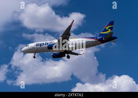 Harry Reid Airport, 8-10-24 Las Vegas, NV États-Unis Spirit Airlines Airbus A320 N631NK en finale pour 26L à l'aéroport international Harry Reid Banque D'Images