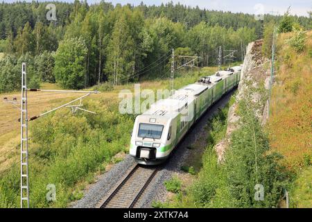Train Pendolino Express du groupe VR voyageant de Kupittaa à Helsinki à travers le paysage rural, vue surélevée. Salo, Finlande. 9 août 2024. Banque D'Images