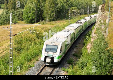 Train Pendolino Express du groupe VR voyageant de Kupittaa à Helsinki à travers le paysage rural, vue surélevée. Salo, Finlande. 9 août 2024. Banque D'Images